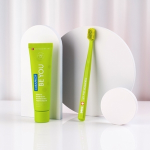 Зубна паста Curaprox Зелена відбілююча зі смаком яблука та алое 60 мл